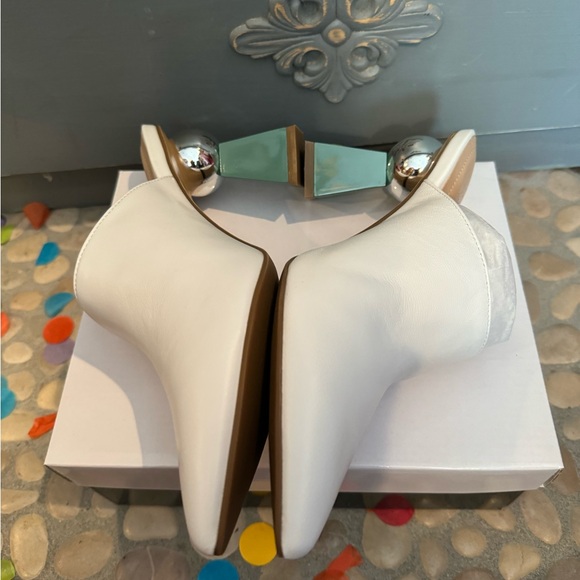 ALFANI โ Junneelโ in white with FUN& UNIQUE heels- zoom in for all the details! - Picture 14 of 15